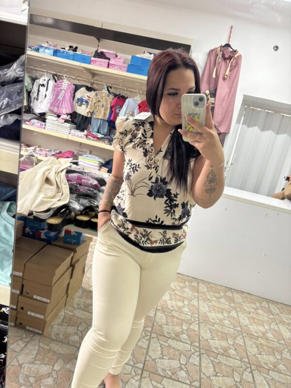 1.jpg Virágmintás krém blúz és szűk nadrág – kétrészes szett