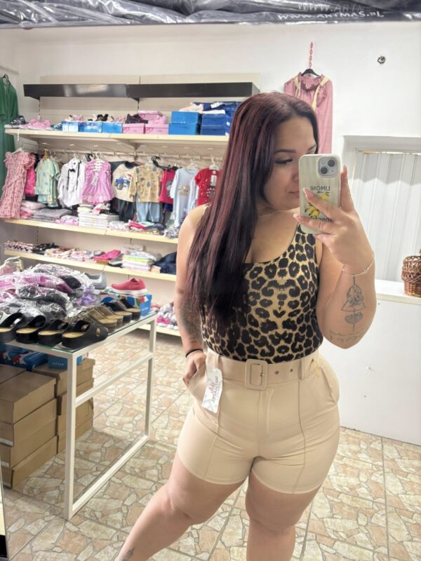 Leopárdmintás top és bézs öves short