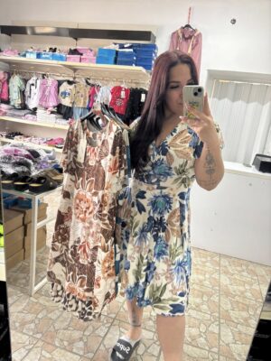 Kék–barna virágmintás wrap ruha